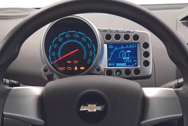  Im Cockpit fallen vor allem der türkis schimmernde Tacho und der kleine, digitale Bildschirm hinter dem Lenkrad auf