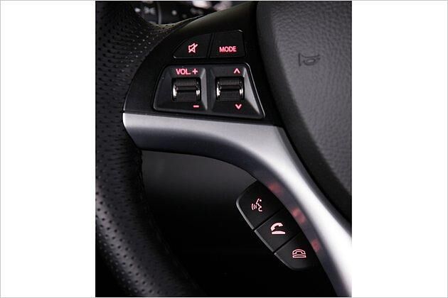 Am Lenkrad können Radio und Freisprechanlage bedient werden