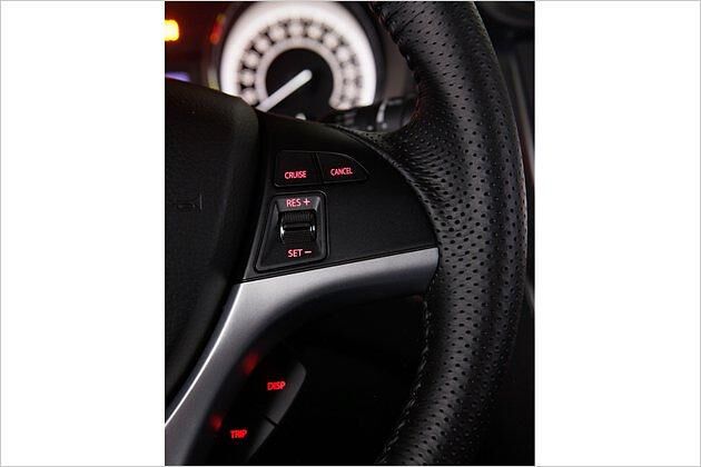 Auch für den Tempomat gibt es Knöpfe am serienmäßigen Lederlenkrad