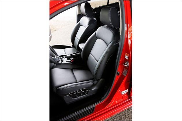 Elektrisch verstellbare Ledersitze für Fahrer und Beifahrer