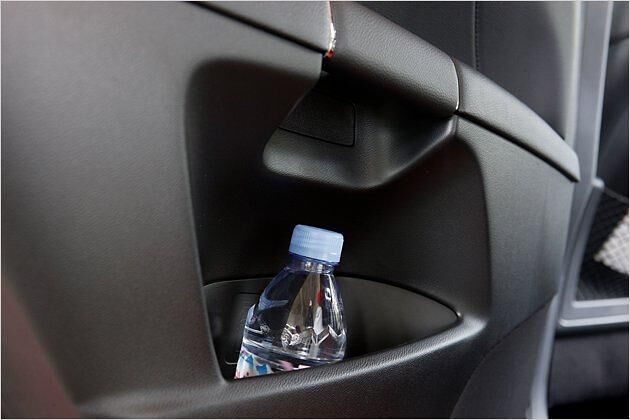 In den Türen ist Platz für Getränkeflaschen