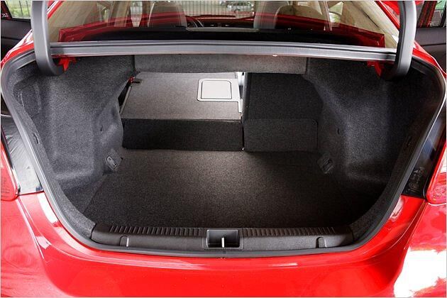 Gut zu sehen sind die massiven Scharnierbügel des Heckdeckels