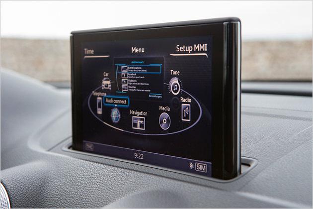 Der Siebenzoll-Monitor fährt elegant aus der Armaturentafel aus