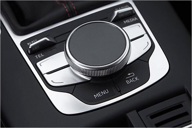 Die Oberfläche des Dreh-Drück-Schalters ist mit einem Touchpad versehen, auf das sich mit dem Finger einzelne Buchstaben malen lassen