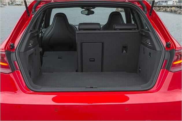 Die Rücklehnen lassen sich asymmetrisch geteilt umlegen