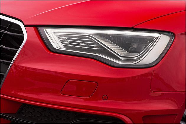 Die Scheinwerfer laufen nach innen spitz zu