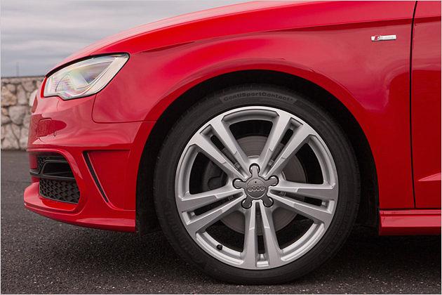 Serienmäßig rollt der A3 Sportback auf Stahlrädern, es steht allerdings auch eine Reihe unterschiedlicher Leichtmetallfelgen zur Wahl