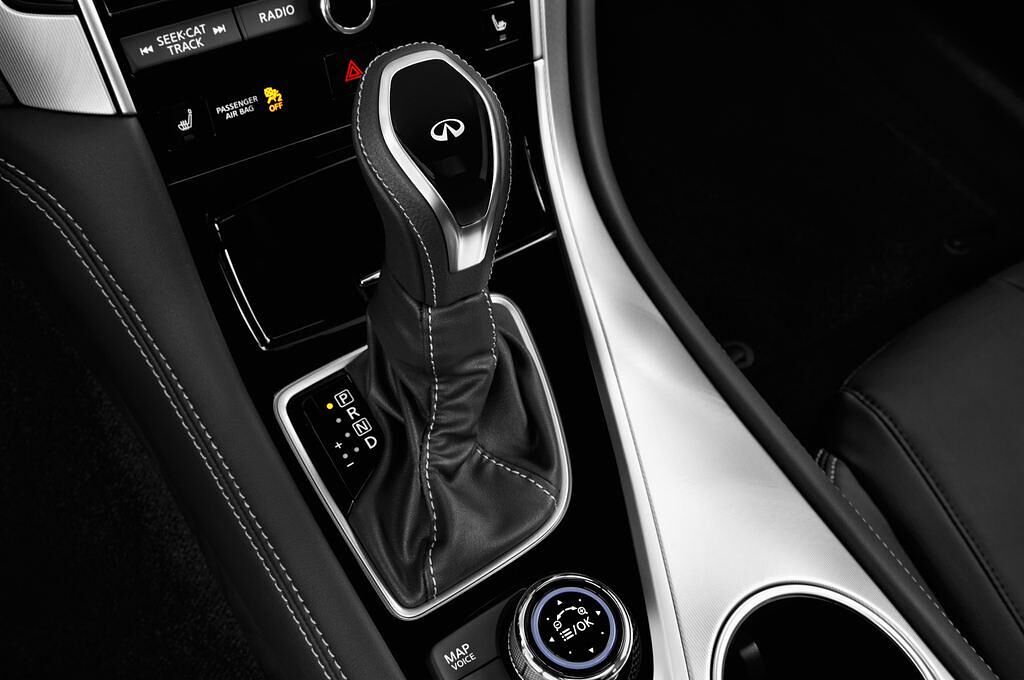 Infiniti Q60 (Baujahr 2017) Premium 2 Türen Schalthebel