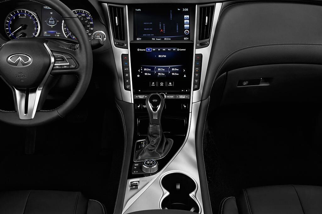 Infiniti Q60 (Baujahr 2017) Premium 2 Türen Mittelkonsole