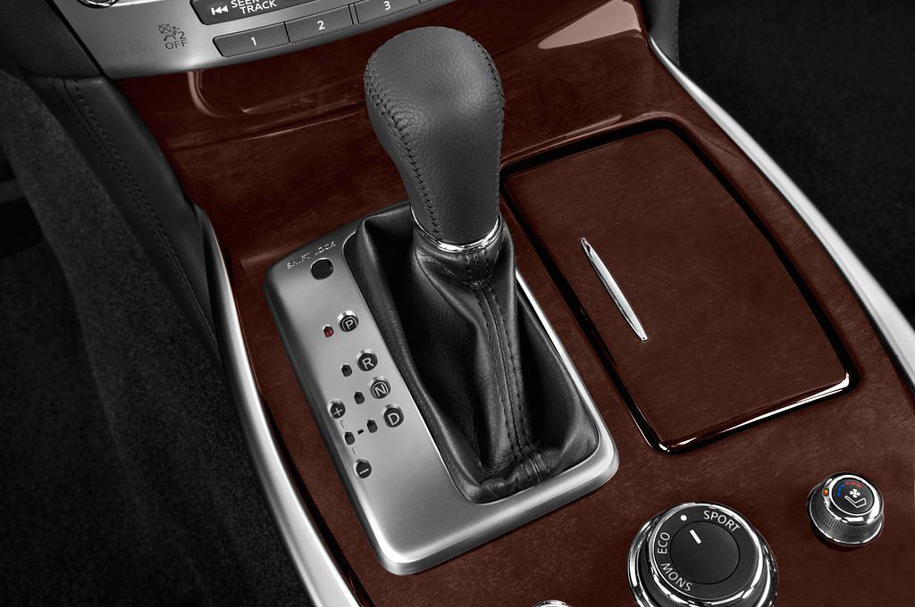 Infiniti Q70 (Baujahr 2015) Sport Tech 4 Türen Schalthebel