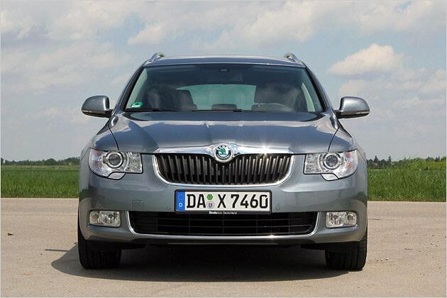 Ein chromumrandeter Kühlergrill und markante Scheinwerfer prägen den Superb von vorne