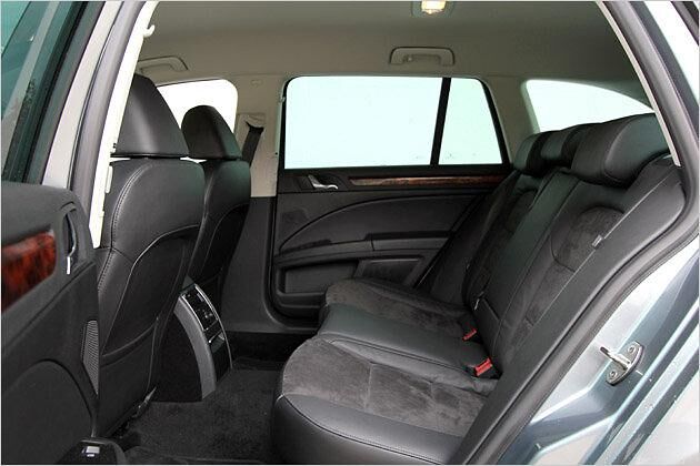 Äußerst großzügig fällt das Platzangebot im Fond des Superb Combi aus