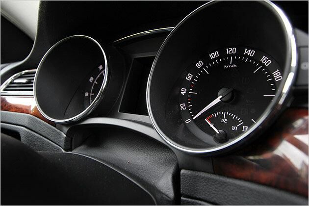 Drehzahlmesser und Tachometer stecken in chromumrandeten Röhren