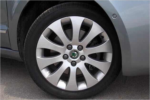 Zum Serienumfang der "Elegance"-Ausstattung gehören Leichtmetallräder in 17 Zoll