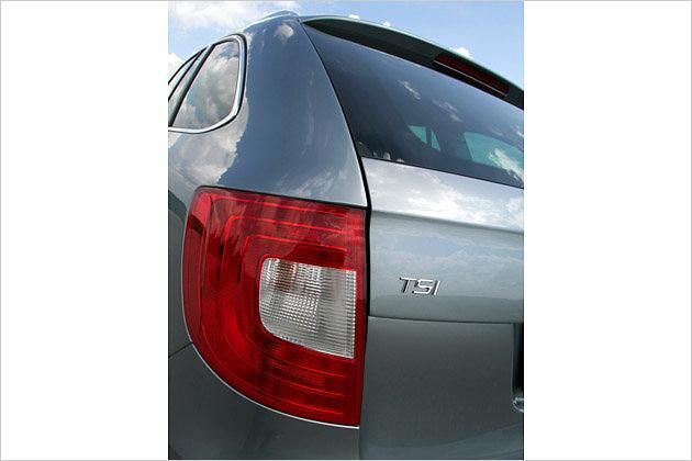 Die Rückleuchten in C-Form erinnern an den kleinen Bruder Octavia