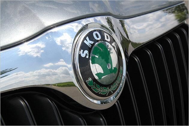 Oberhalb des Kühlergrills prangt das Logo mit geflügeltem Skoda-Pfeil