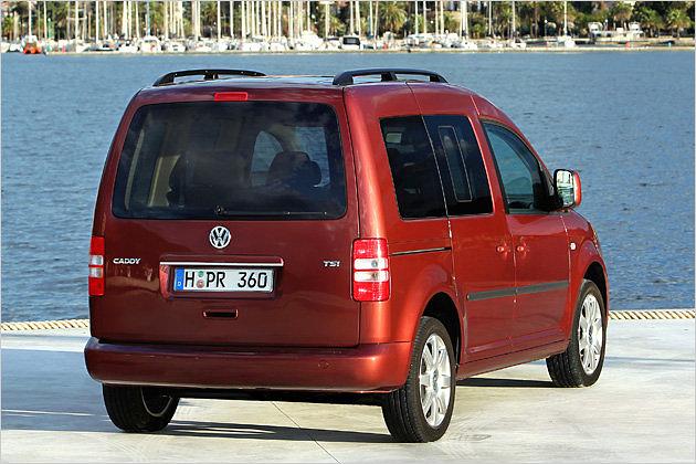 Von hinten ist der neue Caddy an geänderten Rückleuchten zu erkennen