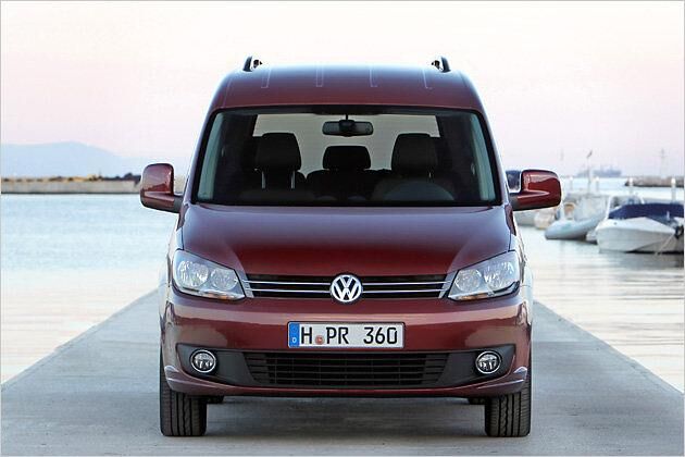 Vorne besitzt der Großraum-Van nun ebenfalls das aktuelle Volkswagen-Gesicht