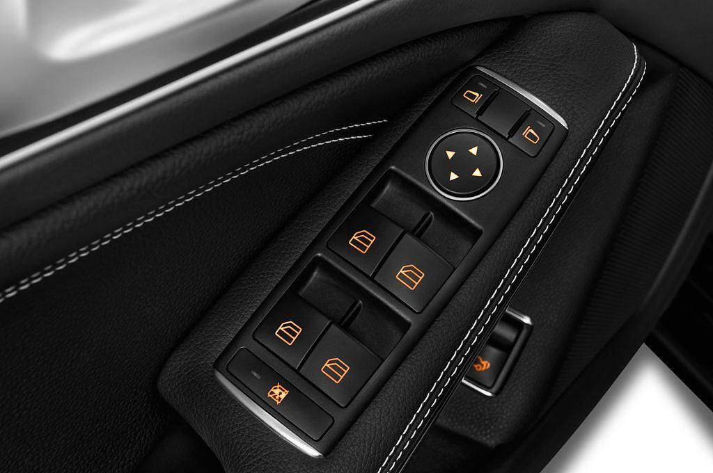 Mercedes CLA (Baujahr 2013) Urban 4 Türen Bedienungselemente Tür