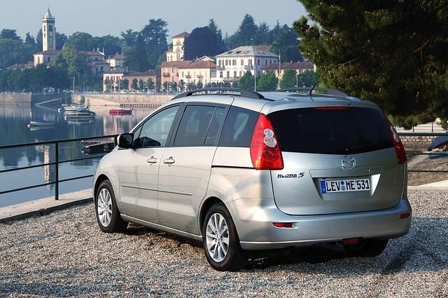 Mit rund 4,50 Metern bietet der Siebensitzer ein noch halbwegs kompaktes Maß