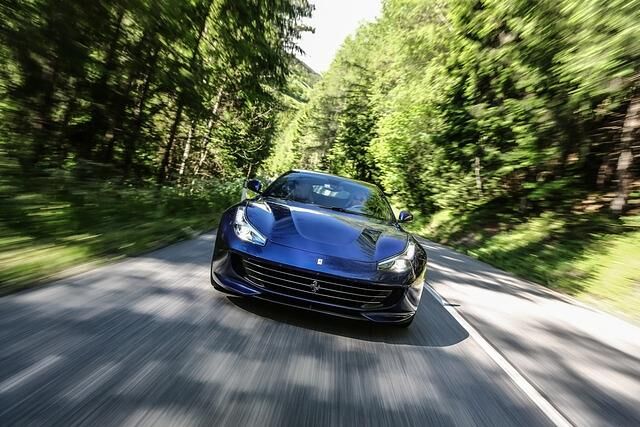 Sportwagentypisch steht auch im GTC4 die maximale Leistung erst bei hohen 8.250 Touren bereit