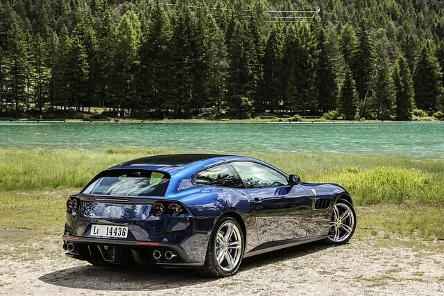 Hinzugekommen sind ein paar neue Lufteinlässe, ein kleiner Heckspoiler und eine zusätzliche Rückleuchte auf jeder Seite