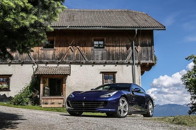 Per Knopfdruck erwacht der freiatmende 6,3 Liter große Zwölfzylinder mit einem kurzen Aufschrei zum Leben