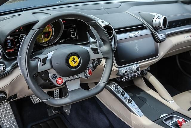 Das Cockpit verströmt sportliches Flair