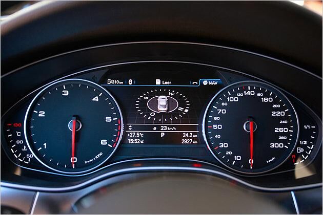 Wie beim A8: Ein Display zwischen den Uhren zeigt verschiedene Informationen an