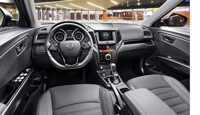 Modern und durchaus gediegen: Der Arbeitsplatz im Ssangyong XLV in der Topversion Sapphire