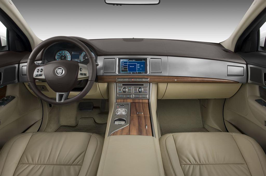 Jaguar XF (Baujahr 2011) Luxury 4 Türen Cockpit und Innenraum