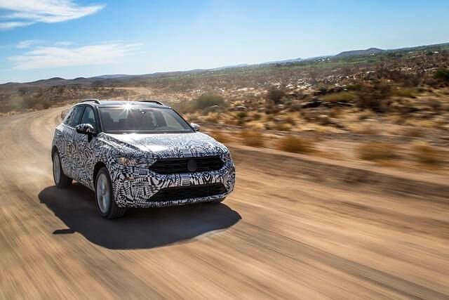 Bisher hat VW offiziell nur Bilder vom getarnten T-Roc veröffentlicht. Auf der IAA zeigt er sich in voller Pracht