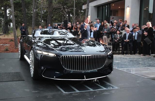 Das nautikblaue Cabriolet ist eine Weiterentwicklung aus dem vergangenen Jahr