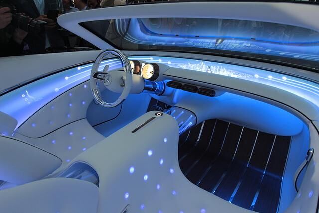 Der Innenraum leuchtet blau