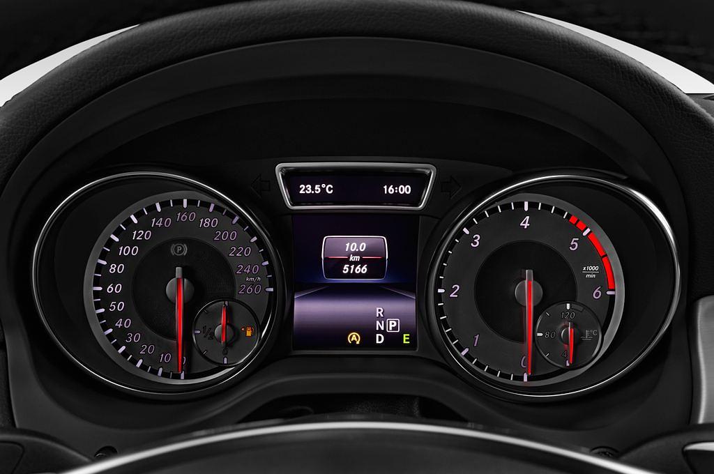 Mercedes CLA (Baujahr 2015) Amg Line 5 Türen Tacho und Fahrerinstrumente