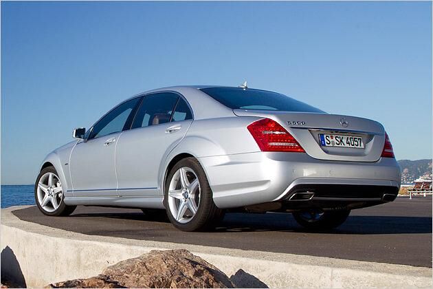 Viereckige Endrohe bilden den dezenten Abschluss am Heck des S 500 BlueEfficiency