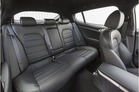 Kia Stinger GT4 AWD - viel Platz im Fond; eher für zwei