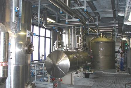 In Deutschland wird der Kraftstoff auf Pflanzenbasis zum Beispiel von der Firma Verbio hergestellt.