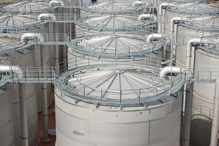 In großen Behältern vergären Pflanzenteile, die zu Kraftstoff werden sollen.