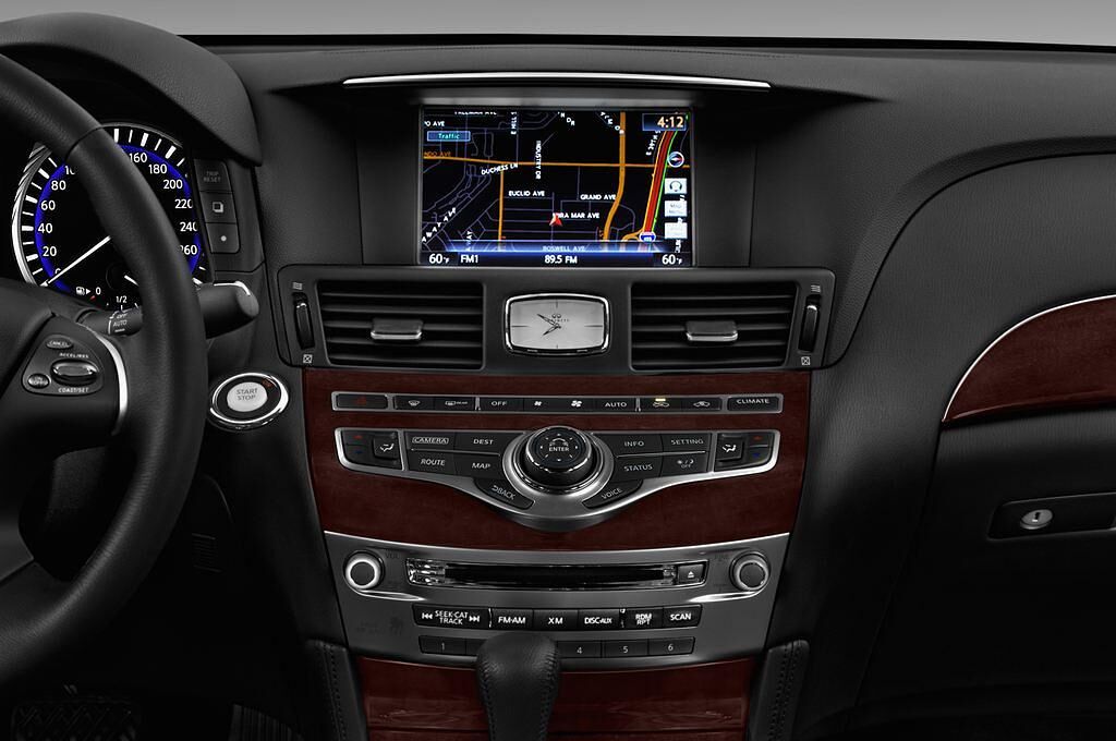 Infiniti Q70 (Baujahr 2016) Premium 4 Türen Mittelkonsole