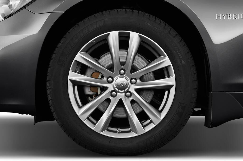 Infiniti Q70 (Baujahr 2016) Premium 4 Türen Reifen und Felge