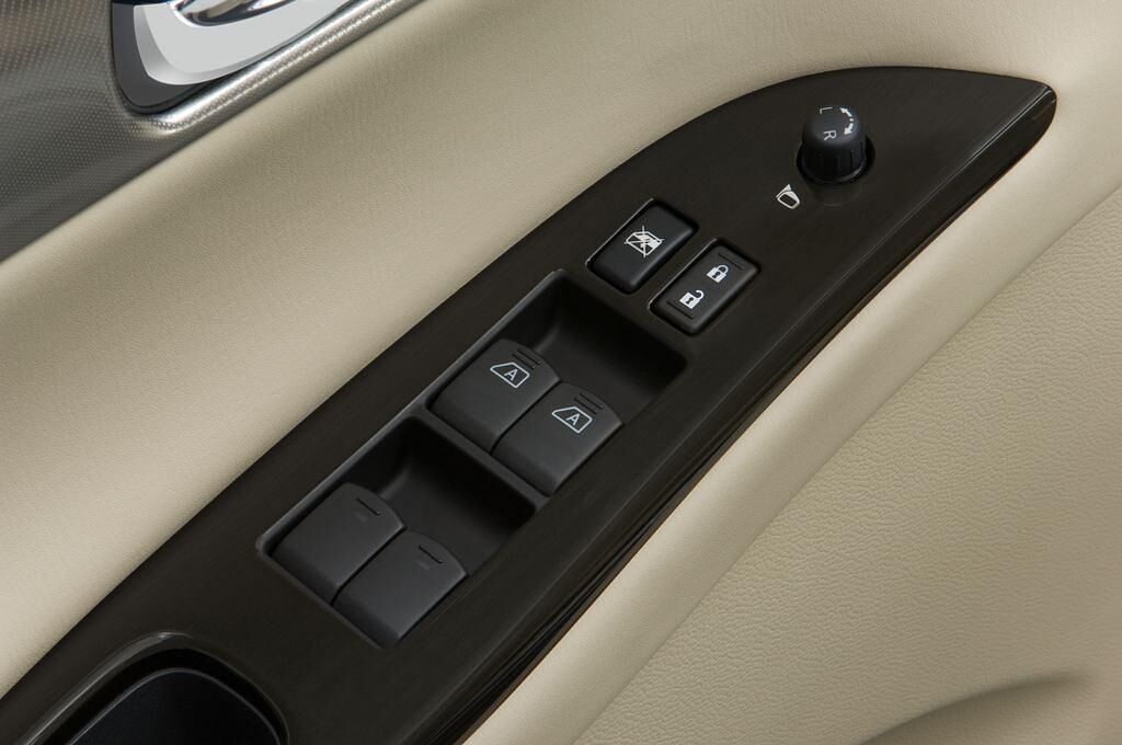 Infiniti QX50 (Baujahr 2014) 3.7 5 Türen Bedienungselemente Tür
