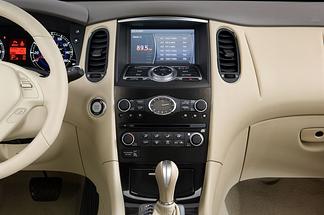 Infiniti QX50 (Baujahr 2014) 3.7 5 Türen Mittelkonsole