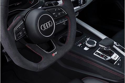Überall im Audi RS 5 Coupe: Das RS Logo