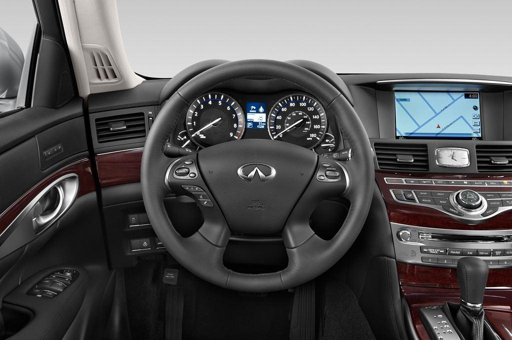 Infiniti Q70 (Baujahr 2015) 3.7 V6 7At 4 Türen Lenkrad