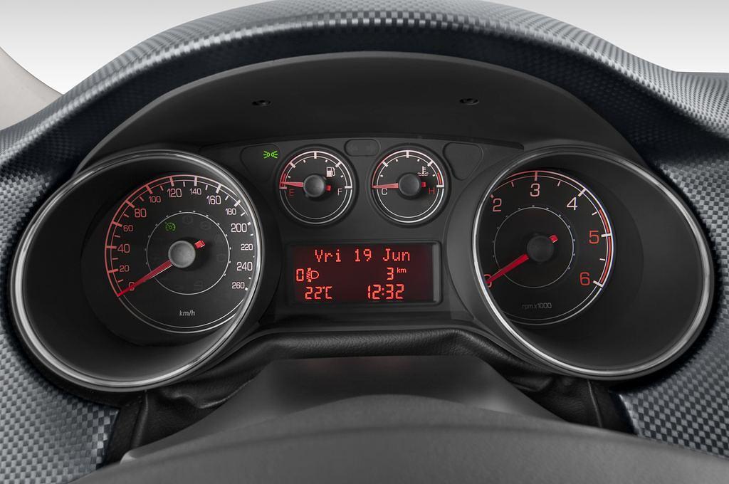 FIAT Bravo (Baujahr 2010) Active 5 Türen Tacho und Fahrerinstrumente