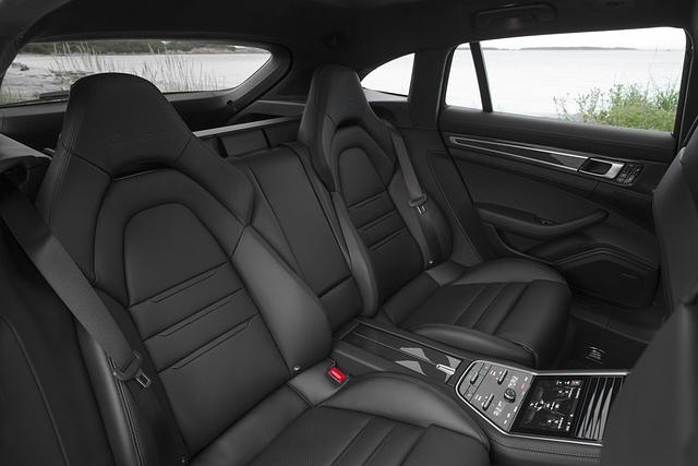 Im Fond finden auch sehr groß Gewachsene dank der neuen Form leichter Zugang und bequemer Platz