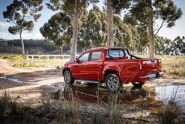 Bei einem kurzen Ausritt in ein nicht allzu anspruchsvolles Gelände offenbarte die Mercedes X-Klasse keine Schwächen