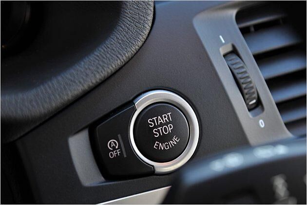 Mit der Off-Taste neben dem Start-Knopf lässt sich das Start-Stopp-System deaktivieren