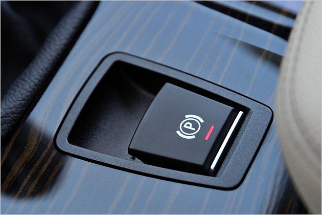 Der neue X3 ist mit einer elektronischen Parkbremse ausgerüstet